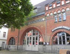 Klicken zum Vergrößern (S-Bahn Sch�neberg, 12-Apostel Kirchhof, Gasometer)