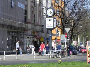 Klicken zum Vergrößern (Lauterstraße, Berlin-Friedenau, Rathaus Friedenau, Wochenmarkt, Perelsplatz, Sintflutbrunnen)