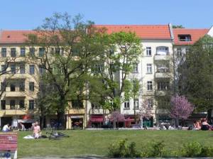 Klicken zum Vergrößern (Sonntagstra�e, Berlin-Friedrichshain, Annemirl-Bauer-Platz, W�hlischplatz, Kneipenkiez)