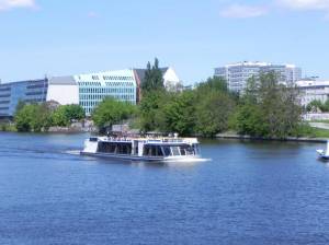 Klicken zum Vergrößern (Stralauer Platz, Berlin-Friedrichshain, Spree, Ostbahnhof, Yaam, Energieforum)