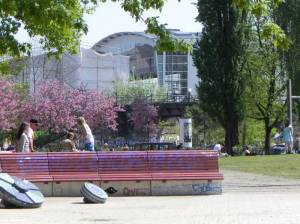 Klicken zum Vergrößern (Annemirl-Bauer-Platz, Berlin-Friedrichshain, Spielplatz, Liegewiese, Ostkreuz)