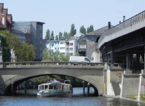 Klicken zum Vergrößern (Hallesches-Tor-Brücke, Landwehrkanal, Amerika-Gedenkbibliothek)