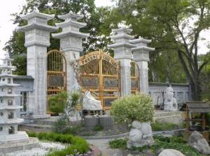 Klicken zum Vergrößern (Pichelswerderstraße, Berlin-Spandau, Pagode Linh Thuu, Kleingartenanlage am Schlangengraben)