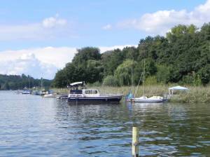 Klicken zum Vergrößern (Am Ufer, Gemeinde Schwielosee, Geltow (Wildpark West), Havel, Anglerklause)
