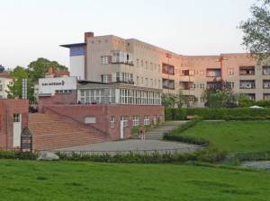 Klicken zum Vergrößern (Fritz-Reuter-Allee, Berlin-Britz, Hufeisensiedlung, UNESCO-Weltkulturerbe)