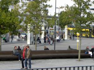 Klicken zum Vergrößern (Hildegard-Knef-Platz, Berlin-Sch�neberg, Geschichtsparcours, Bahnhof S�dkreuz)