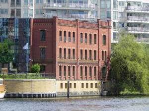 Klicken zum Vergrößern (Bolle-Ufer, Berlin-Moabit, Spree, Strtaße der Erinnerung)