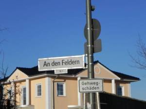 Klicken zum Vergrößern (An den Feldern, Berlin-Buckow, Wohnstraße)