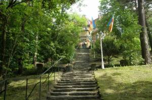 Klicken zum Vergrößern (Buddhistisches Haus, Berlin-Frohnau, Tempel, Bibliothek)