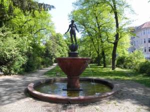 Klicken zum Vergrößern (Eva-Brunnen, Alt-Tempelhof)