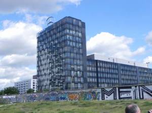 Klicken zum Vergrößern (Edith-Kiss-Straße, Berlin-Friedrichshain, Spree, East-Side-Gallery, Mercedes-Benz-Arena)