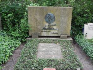 Klicken zum Vergrößern (Arno Holz, Friedhof Heerstraße)