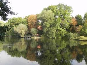 Klicken zum Vergrößern (Park am Britzer Kirchteich, Berlin-Britz, Dorfkirche, Kirchteich, Schloss Britz)