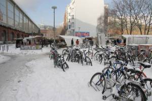 Mit Ostbahnhof und Flohmarkt (2010) Erich-Steinfurth-Straße, Berlin-Friedrichshain, Ostbahnhof, Flohmarkt