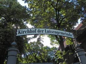 Fürstenbrunner Weg, Friedhof III der Luisengemeinde (2014) Fürstenbrunner Weg, Berlin-Westend, Klinikum Westend, Friedhof der Kaiser-Wilhelm-Gedächtnis-Gemeinde, Friedhof III der Luisengemeinde, Kleingärten, Spree