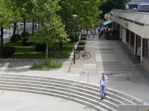 Marzahner Promenade (2011) Marzahner Promenade, Berlin-Marzahn, Eastgate und Plattenbauten