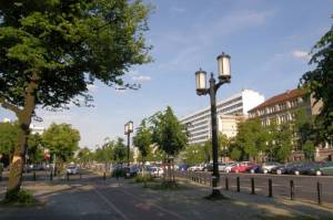 Straße des 17. Juni mit Technischer Universität  und OWA-Kandelaber (2010) Straße des 17. Juni, Berlin-Charlottenburg, Technische Universität, Kunstmarkt