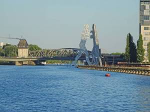 Elsenbrücke und Molecule-Man (2016) Elsenbrücke, Berlin-Friedrichshain, Spree, Molecule-Man, Treptower Park