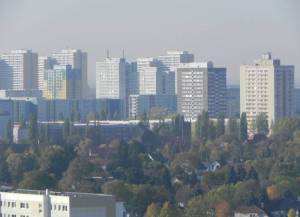Allee der Kosmonauten (2012) Allee der Kosmonauten, Berlin-Marzahn, Plattenbausiedlungen, Einfamilienhäuser und Industriegebiete