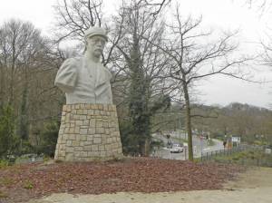 Kronprinzessinnenweg, Bismarckdenkmal (2011) Kronprinzessinnenweg, Berlin-Zehlendorf, Anlegestelle für Ausflugsschiffe, Skaterstrecke, S-Bahnhof Wannsee, Bismarckdenkmal