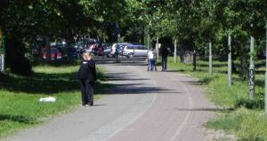 Klicken zum Vergrößern (Dr.-Jacobsohn-Promenade, Berlin-Marienfelde, Rad- und Fußgängerweg, Klosterteich, Kirche Vom Guten Hirten)