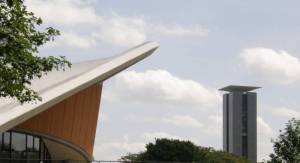 Carillon mit Haus der Kulturen der Welt 2011 Carillon, 42 m hohes Musikinstrument