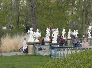 Menschen und Putten (2011) Terrasse am Karpfenteich, Schlosspark Charlottenburg