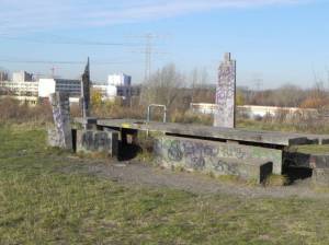 Aussichtspunkt im Kurt-Julius-Goldstein-Park (2012) Aussichtspunkt Kurt-Julius-Goldstein-Park, Berlin-Hellersdorf, Helle Mitte, Liegewiese, Spielplatz, Aussichtspunkt