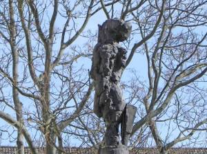 Rolf Szymanski, Zwei Figuren in Großer Höhe (2015) Zwei Figuren in Großer Höhe, Skulpturengarten im Auguste-Viktoria-Krankenhaus